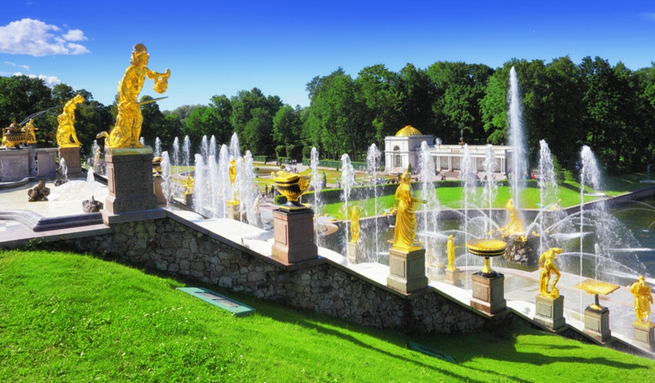 U veličanstvenim svečanim dvoranama i prostorijama u kojima su živjeli ruski carevi možete vidjeti brojne zanimljive izloške. U podnožju dvoraca nalazi se Velika kaskada, bogato ukrašena brojnim zlatnim skulpturama. Ovdje voda izbija iz posrebrenih mlaznica raskošnih fontana, a najpoznatija među njima je Samsonova fontana. Voda se niz kaskade spušta do mora, do Finskog zaljeva.