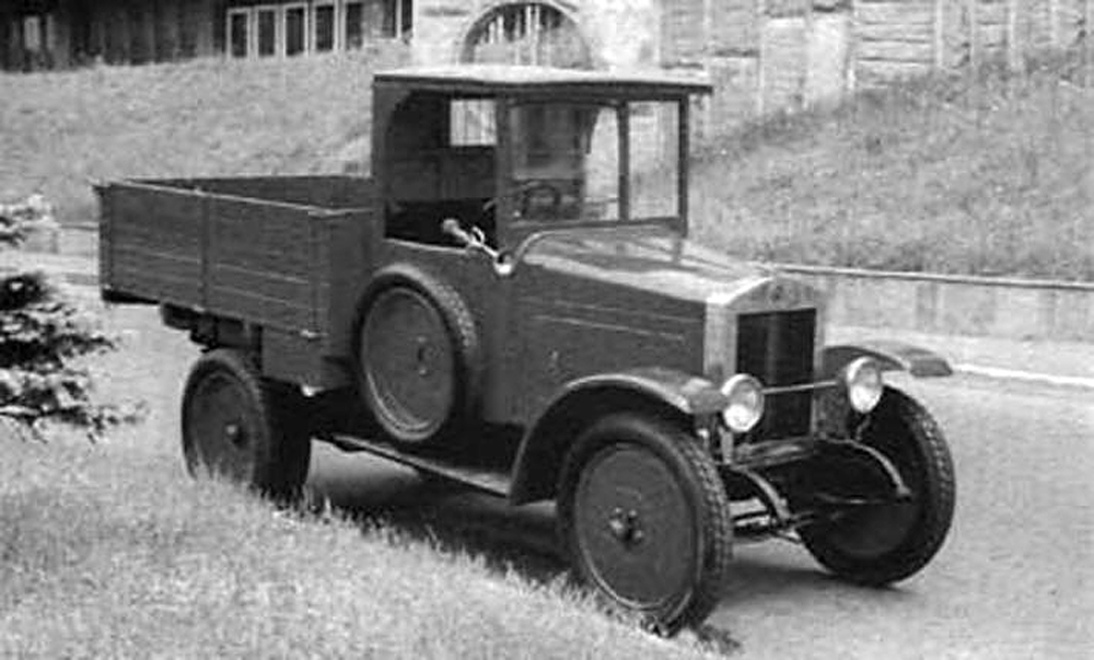 ソ連製自動車の誕生日と考えられているのは、1924年11月7日。10月革命記念日のこの日、赤の広場でパレードが行われ、モスクワ自動車会社で生産されたトラック10台が走行した。ソ連初の自動車「AMO-F15」は、イタリアのトラック「フィアット15 Ter.」にもとづいて開発された。パレードの直後に行われた自動車レースで、その信頼性を示した。1925年、この自動車の量産開始。