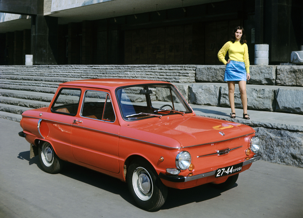 「ザポロジェツ968」はソ連の自動車産業の本物の伝説だ。1960年に販売が始まり、街の自動車となった。コンパクトで燃費が良く、お手頃価格だった「ザポロジェツ」は、大衆が手にできるほぼ唯一のソ連製自動車だった。空気冷却用の飛び出たインテークは、人々が「大耳」と呼んだ。