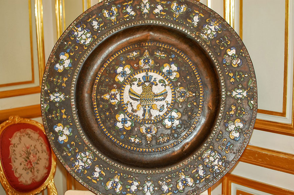 Grand plat d’honneur à décor central de l’aigle impériale des Romanov. Bronze et émaux. Travail russe du XVIIème siècle.