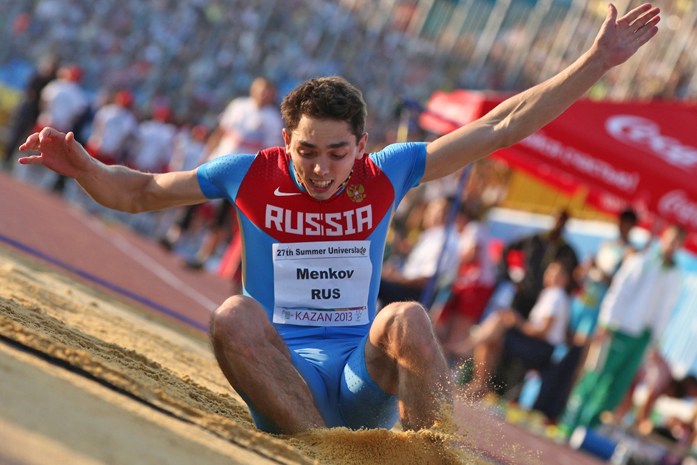 クラスノヤルスク国立教育大学の学生、アレクサンドル・メニコフは、走り幅跳びで8.42mの好結果をマークし、銀メダルを獲得した。ソ連時代の1988年の古い記録まで、あと4cmだった。