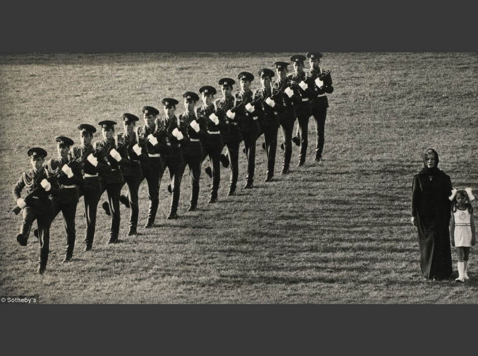 ここから先の作品は、1959年〜2004年の間に撮影された写真で、この国をソ連政府の視野の外側から描写したものだ。この写真は、エフゲニー・ラスコーポフによる『沈黙』と呼ばれる作品で、その評価額は1,500〜2,000ポンドである。
