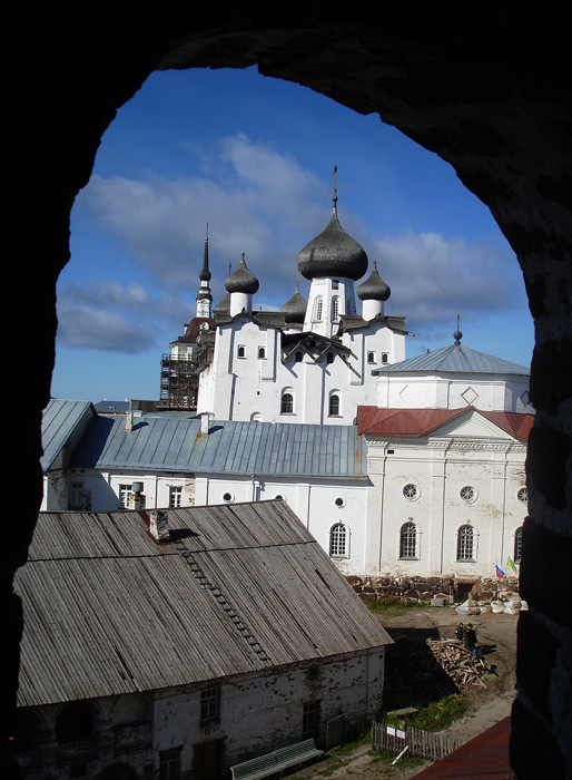 ソロヴェツキー強制収容所の中心は、港を見下ろすソロヴェツキー修道院だった。16世紀に建てられたこの要塞は何世紀にもわたり、諸島の修道院生活の中心だったが、ボリシェヴィキが権力を掌握すると閉鎖され、新設のSLONの事務所となった。