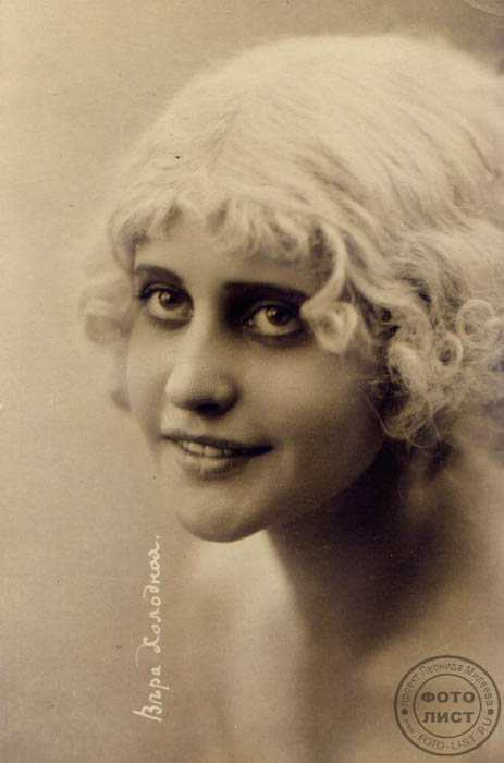 Vera Kholodnaya (nata Levchenko, 1893-1919) si innamorò del balletto all'età di 10 anni e convinse i genitori a mandarla a scuola di danza al Bolshoj. Dopo essersi laureata, nel 1910, Vera conobbe Vladimir Kholodny, uno studente di legge. Si sposarono quello stesso anno. Vera Kholodnaya fece il suo debutto sul grande schermo nel 1914. Divenne in breve tempo l'attrice più popolare di tutta la Russia. Nel 1919 comparve in diversi film. Le riprese venivano effettuate a Odessa, dove in quegli anni infuriava una pandemia di influenza spagnola. La regina del cinema muto russo ne rimase contagiata e morì il 17 febbraio del 1919, all'età di 25 anni