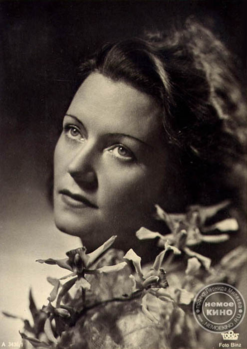 オリガ・チェーホワ（旧姓クニッペル、1897 - 1980）、優れた女優。偉大な俳優ミハイル・チェーホフ（作家A.P.チェーホフのいとこ）の妻。おばはチェーホフの妻のオリガ・レオナルドヴナ・クニッペル・チェーホワ。アドルフ・ヒトラーがオリガのファンで、ドイツ亡命後にドイツ国国家女優の称号を与えた。だが、オリガがソ連の情報機関のために働いていたという証拠が多々ある。確かな事実は、オリガがとても人気のある女優だったということだ。