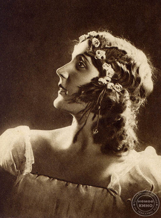 Galina Kravchenko (1905-1996) fu una delle stelle più luminose degli studi cinematografici Mezhrabpom-Rus. Negli anni Venti e Trenta le città sovietiche erano tappezzate di manifesti con il suo volto e i chioschi vendevano cartoline con la sua foto. Tuttavia la moda è volubile e le immagini che erano di tendenza nel 1920 persero parte del loro appeal nel 1930. A Galina Kravchenko, che aveva interpretato perlopiù personaggi femminili dell'alta aristocrazia e artisti, non si addiceva affatto il ruolo di membro del Komsomol. Dopo che la famiglia del marito Aleksandr Kamenev fu vittima delle purghe staliniane, l'attrice dovette abbandonare la sua carriera cinematografica