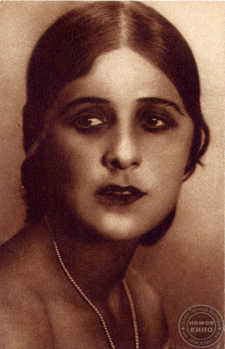 ヴェーラ・マリノフスカヤ（1900 – 1988）、ソ連の無声映画のスター。1925年、プーシキンの作品をもとにした、ユーリー・ジェリャブシュスキー監督の映画「14等官」に出演し、本物のスターになった。 1927年、「メアリー・ピックフォードの接吻」で、無声映画のスターであるメアリー・ピックフォードと共演。1928年、ドイツの映画制作会社「エメルカ」が、カール・グルーネ監督の映画「ワーテルロー」への出演を依頼。ソ連当局にドイツへの渡航の必要性を訴えて出国。その後帰国することはなかった。 1988年にモナコで死去。