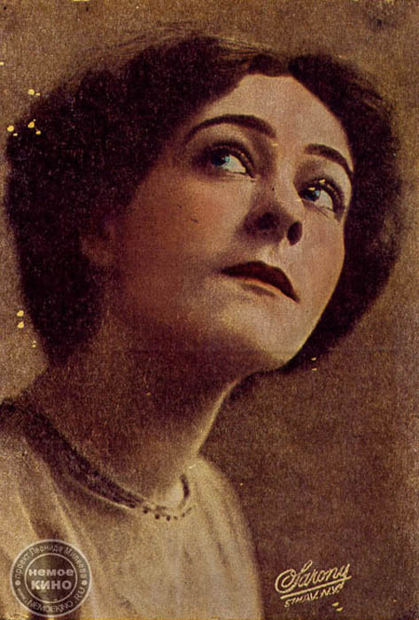 Alla Nazimova (nata Miriam Leventon, 1879 -1945) fu una delle attrici più popolari e stravaganti del cinema muto, nonchè produttrice e sceneggiatrice. All'età di 17 anni si trasferì a Mosca e iniziò a recitare per il nuovo Teatro d'Arte di Mosca. Poco a poco la giovane attrice divenne famosa e iniziò a girare il mondo. Nel 1905 Alla Nazimova lasciò la Russia. Nel 1916 il produttore Lewis Selznick convinse l'attrice ormai trentasettenne a comparire sul grande schermo nel film "War Brides". La Metro Pictures Corporation stipulò con la Nazimova un contratto del valore 13mila dollari a settimana, rendendola la star del cinema più pagata d'America, superando persino Mary Pickford. Due stelle sulla Walk of Fame di Hollywood marcano il suo contributo alle arti degli Stati Uniti
