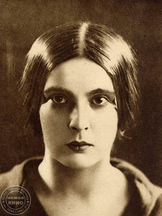 ユリヤ・ソルンツェワ（1901 — 1989）、人気の映画女優、監督、脚本家、映画「戦場」で1961年にカンヌ国際映画祭監督賞にノミネート。モスクワ大学歴史・文学部で学ぶ。「アエリータ」（1924）、「タバコ売りの娘」（1924）、「大地」（1930）などの映画に出演。偉大なるA.P.ドヴジェンコ監督の妻。