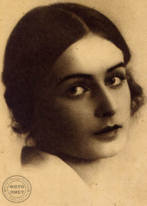 Nina Shaternikova (1902-1982), attrice del Teatro della Commedia di Leningrado e del Teatro Studio degli attori cinematografici, recitò in circa 30 film, il primo dei quali fu "Il tallone di ferro" (1919)