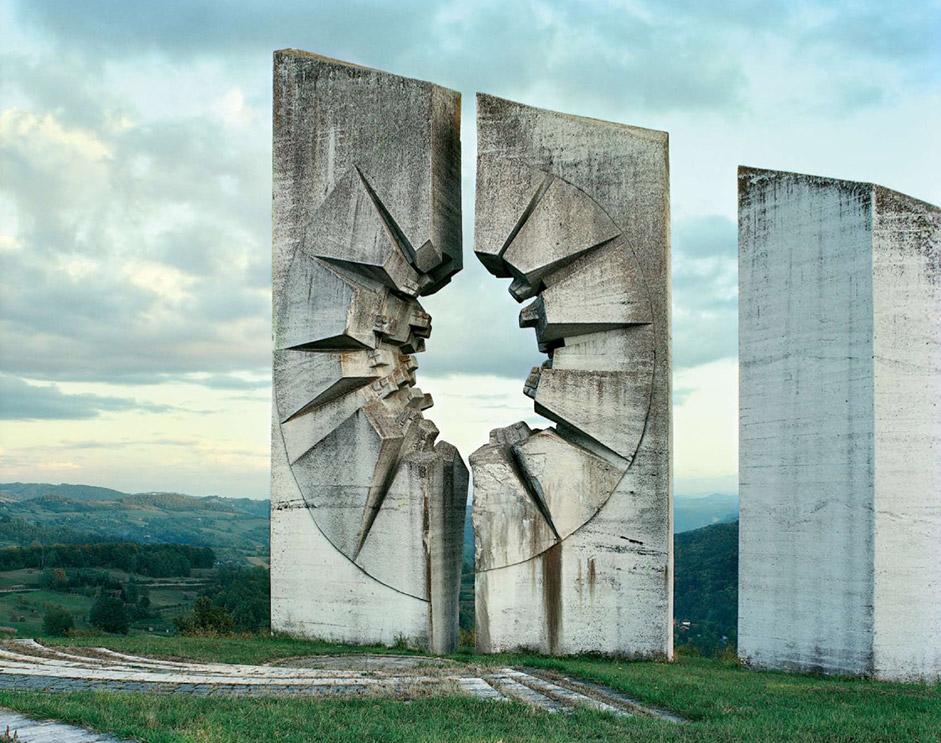 ユーゴスラビア、クルセヴォ、放置されたユーゴスラビア時代の記念碑。