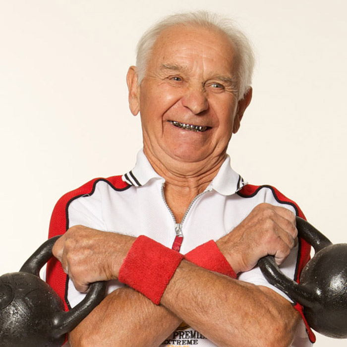 . エゴール・ミシュスティンさん（83歳）は、8キロのダンベルを片手でたやすく持ち上げる。それを2分間で60回持ち上げるのだ。イェゴールさんは若い頃から訓練してきた。先天性の心臓疾患があるため、医師にやめるよう注意されたにもかかわらず、彼は諦めるつもりは全くない。50歳で、彼は地方のサイクリングレースで優勝し、72歳になると彼はリフティング選手権で優勝した。「進歩により人々は身体を動かさなくなりましたが、運動こそが生命なのです」とイェゴールさんは信念を語る。