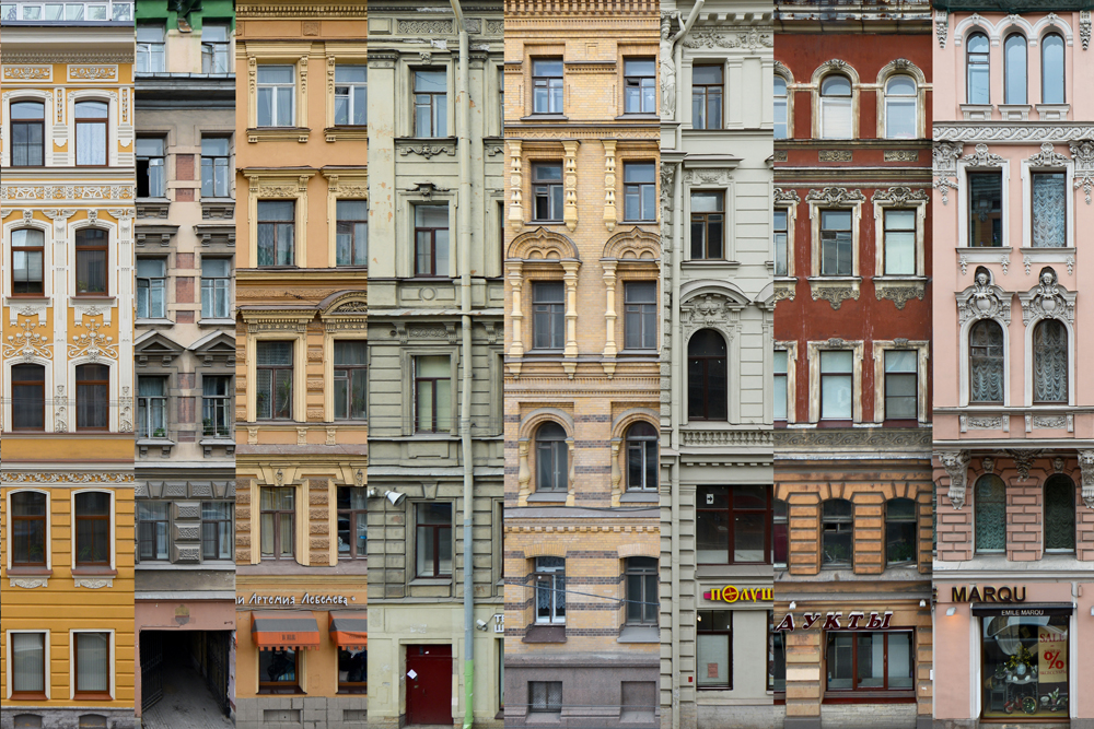 Un blogueur russe photographie les vieux bâtiments du centre historique de Saint-Pétersbourg.