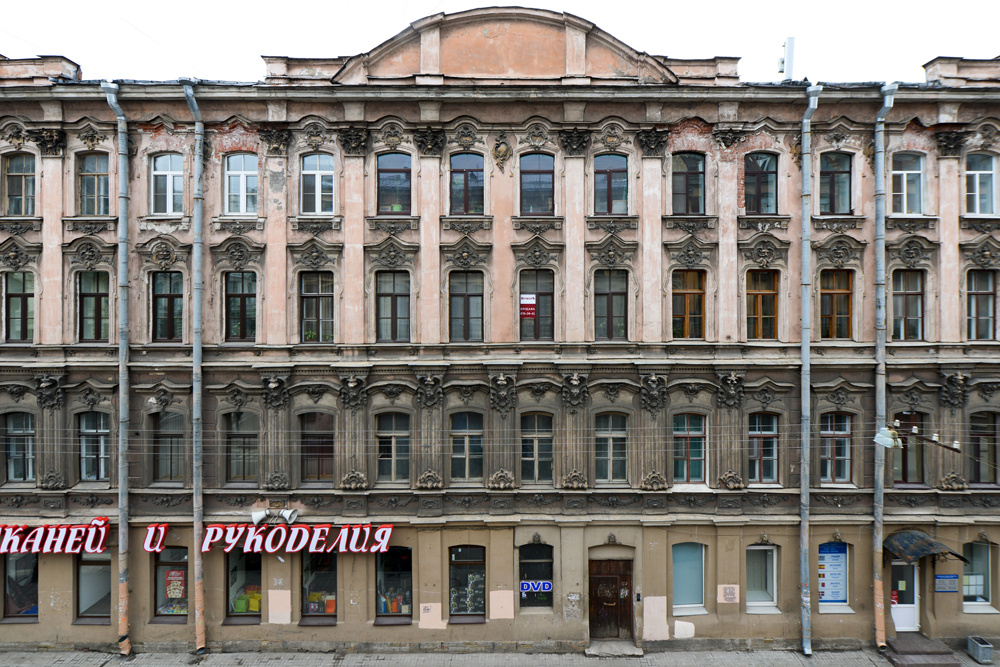 撮影された建物のほとんどは、サンクトペテルブルクの中央地区にあるリテイヌイ通りの近くにある。