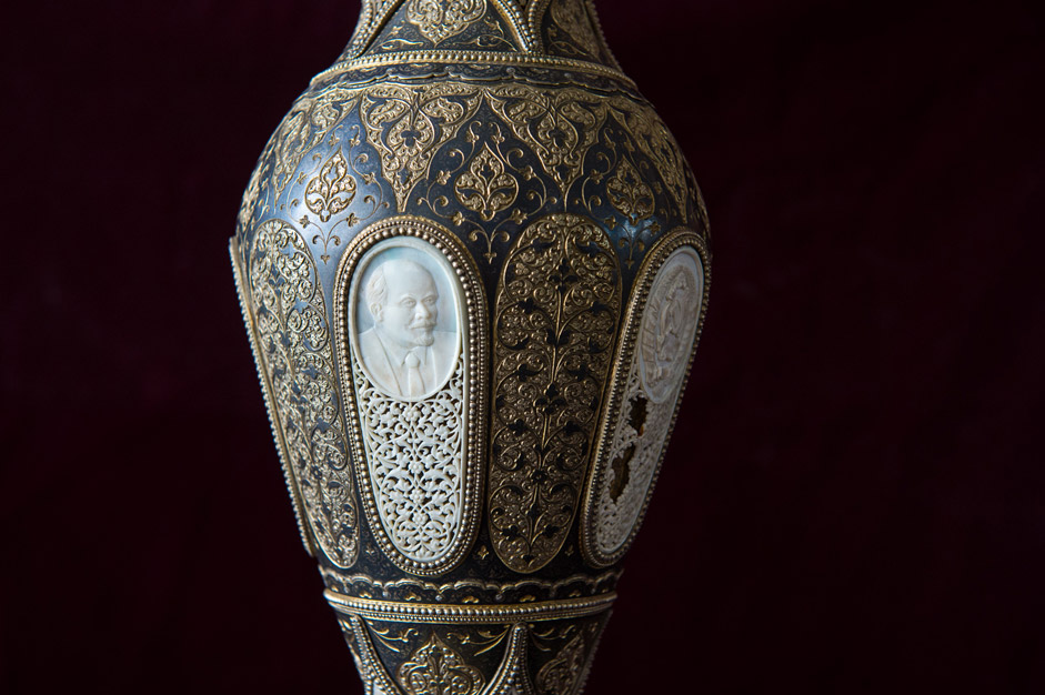 Par exemple, aujourd’hui, un vase offert à Staline, est conservé au musée du village (à côté des sculptures en os, dorures et objets d’orfèvrerie). Une fois que le culte de Staline fut détrôné, le vase fut miraculeusement restitué au village où il avait été fabriqué.