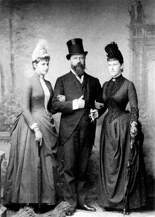 エリザヴェータは、ロシア語やロシアの伝統を学ぶことにたいへんな努力を費やした。ほどなく、彼女はその両方をマスターした。/ ヘッセン大公ルートヴィヒ4世と娘のエラ（エリーザベト）（右）とアリックス（左）。1881