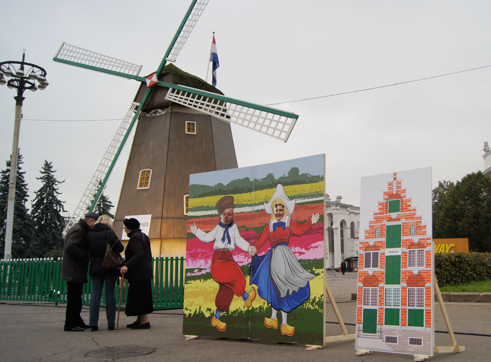 …Et de prendre une photo avec pour toile de fond le moulin hollandais traditionnel situé en bordure du village.