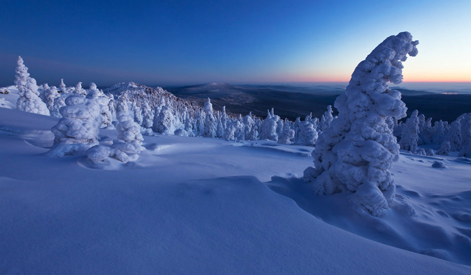 Zora u nacionalnom parku Taganaj / Nacionalni park Taganaj nalazi se na južnom Uralu. Prostire se u zapadnom dijelu Čeljabinske oblasti. Najbliži grad je Zlatoust. Dragocjeni ekosustav parka, koji obuhvaća planinske tundre, livade, subalpske šume i reliktne šume, sačuvao je svoj drevni izgled. Površina mu je 568 km².
