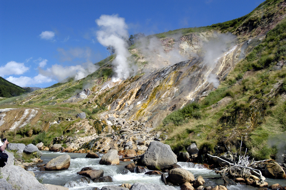 Ce project n'était pas le premier de ce genre en Russie. Les trois étapes du concours des 7 merveilles de la Russie se sont déroulées du 1er octobre 2007 au 1er octobre 2008, le public pouvant également voter par interenet ou par SMS. // L'un des temps forts d'une visite dans la péninsule du Kamchatka est l'éblouissante Vallée des Geysers.  La vallée de la rivière Gesisernaïa appartient à la réserve naturelle de Kronotski et compte plus de 200 soupapes de pression géothermale crachant de la vapeur, de l'eau ou de la boue.