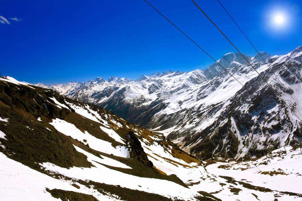 Cagar Biosfer Kaukasia mencakupi bagian dari Pegunungan Kaukasus, termasuk Gunung Elbrus dan Gunung Kazbek yang termasyhur dan diselubungi salju sepanjang tahun. Masing-masing gunung ini tingginya lebih dari lima ribu meter. Sebagai puncak tertinggi Eropa, Elbrus menggoda para pendaki gunung dari seluruh dunia.