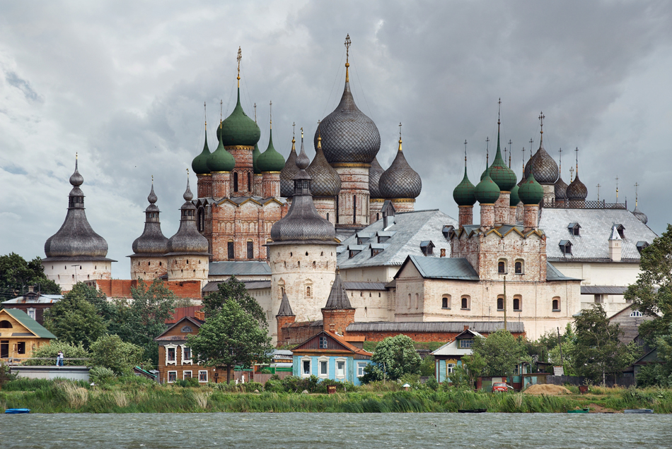 Le Kremlin de Rostov Veliki (Rostov la Grande) a été bâti au 17e siècle sur le lac Nero (région de Iaroslavl) par le métropolite Jonas. Il forme un complexe regroupant des palais, des églises et des tours, entre le monastère Spaso-Iakovleski et le monastère d'Abraham. Aujourd'hui, le Kremlin de Rostov Veliki est devenu un musée.