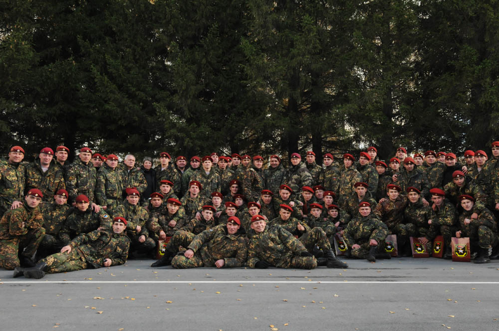 ロシアでは、兵士の他に、内務省、ロシア連邦麻薬流通監督庁、および連邦刑執行庁の職員が、栗色のベレー帽を目指してこの入隊試験に挑戦することが認められている。