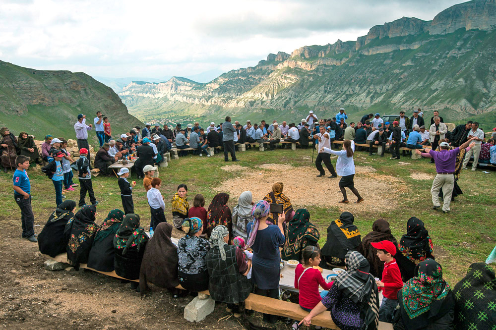 Masyarakat dari seluruh pelosok Dagestan datang untuk menyaksikan ritual ini. Acara yang tidak direncanakan dan tak terduga semacam itu dapat menjadi bagian terbaik dari perjalanan wisatawa.