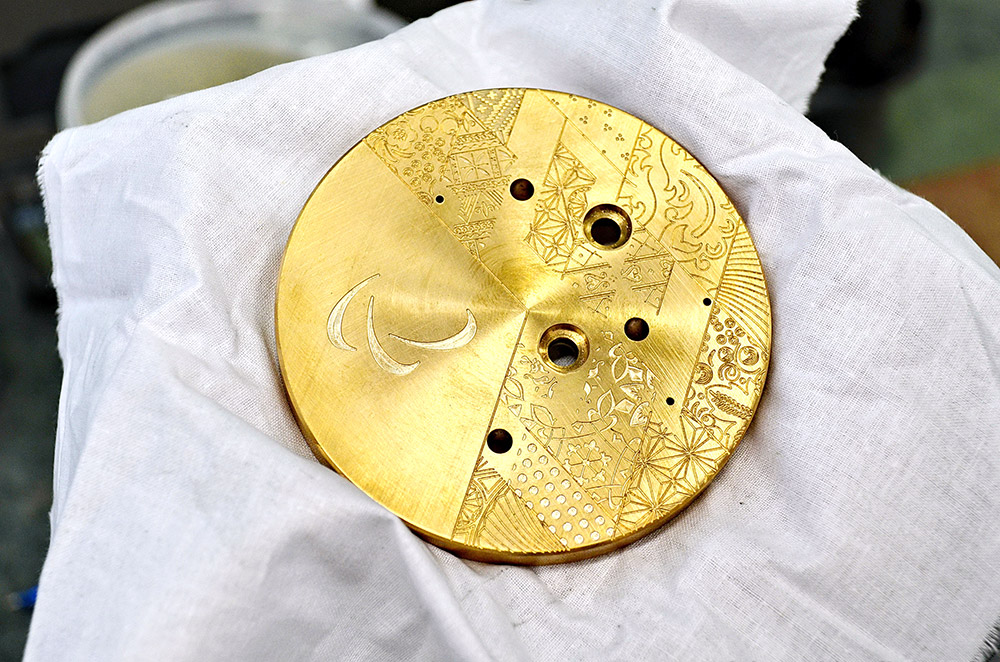 メダルにはロシアの自然の風景に見られるこのようなコントラストが反映され、メダリストにとっては一生の記念となる。金属とポリカーボネートのユニークな組み合わせにより、金メダルは軽さと独特の美しさを実現した。/ビレットに穴が開けられる。その後、高速のフライス加工によって模様が施される。