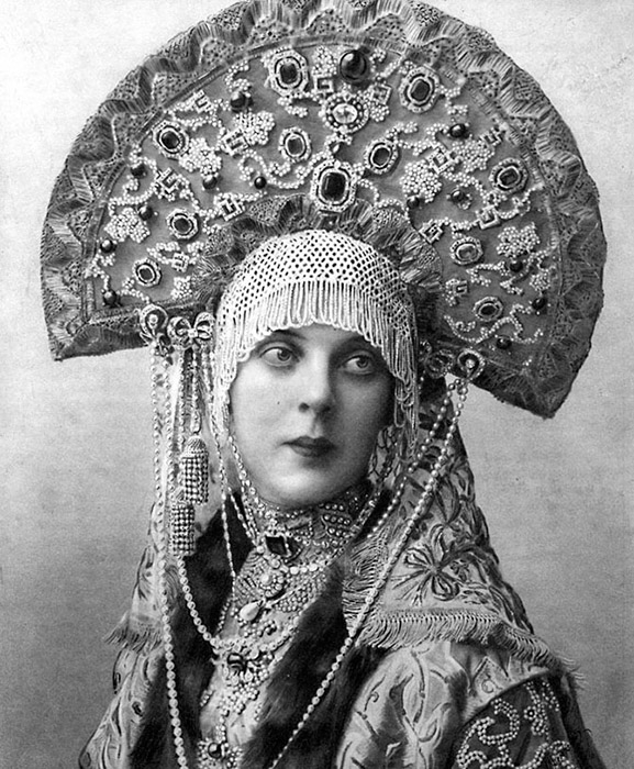 上部の冠部分には、造花や自然の花、錦、レース、ビーズ、川真珠（16世紀当時、川真珠はイリメニ湖から収集されていた）、金の糸、ガラス製の装飾品、宝石などの様々な装飾品が施された。首は、金の糸を使った刺繍で覆われる場合が多かった。/ 1903年の仮装舞踏会でのオルロワ・ダヴィドワ妃のココシニク。