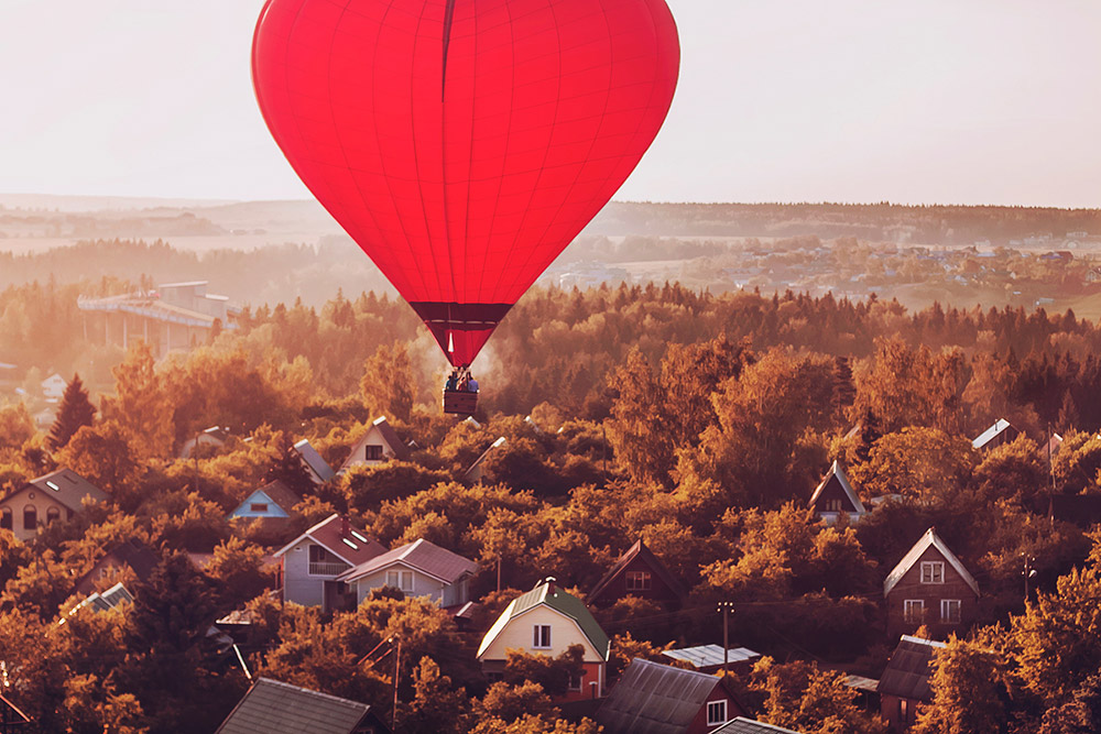 気球で飛びたい人は誰でも乗ることができる。例えば、モスクワ周辺を飛び回り、ダーチャ（ロシアの別荘）を見る事も出来る。