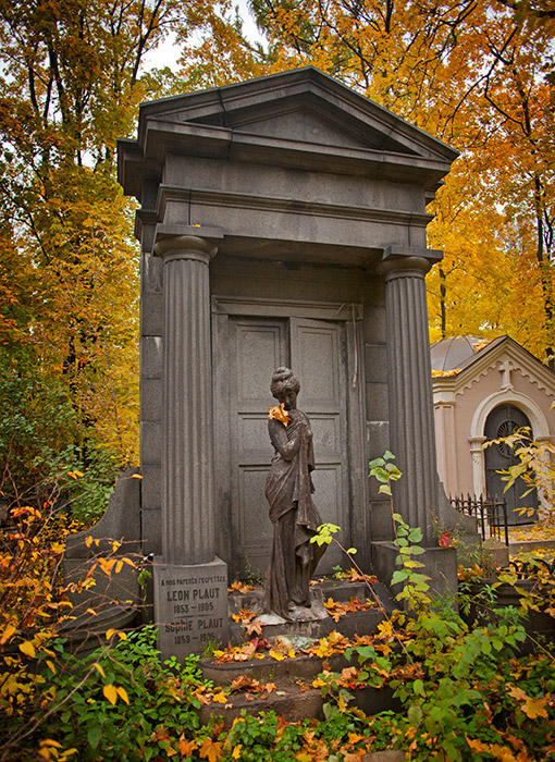 モスクワではヴヴェデンスコエ墓地に関する伝説がいくつかある。例えば―。教会のそばで、施し物を受け取る為にコップを持って立っていたタマラは、この墓地を訪れた。教会の近くに庵室のようなテントを作った。