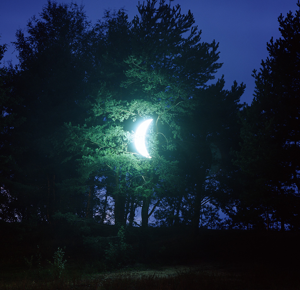 10年以上前、モスクワのアーティスト、レオニード・ティシュコフは、月の形をした照明オブジェを作った。初めてのインスタレー ション・アートは、三日月が木からぶら下がっている絵を描いたベルギーのシュルレアリズム芸術家、ルネ・マグリットに捧げられた。 / 2003年アート・クリャズマ芸術祭