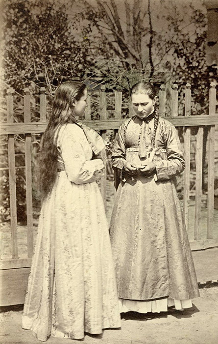 At the age of 19, the young Boldyrev left his native village for Novocherkassk. It was there that Ivan found his true calling and became a photographer. Having mastered the basics of this then-rare profession, he soon began to produce the main types of photography. / Girls in kublyaki. A traditional Don outfit