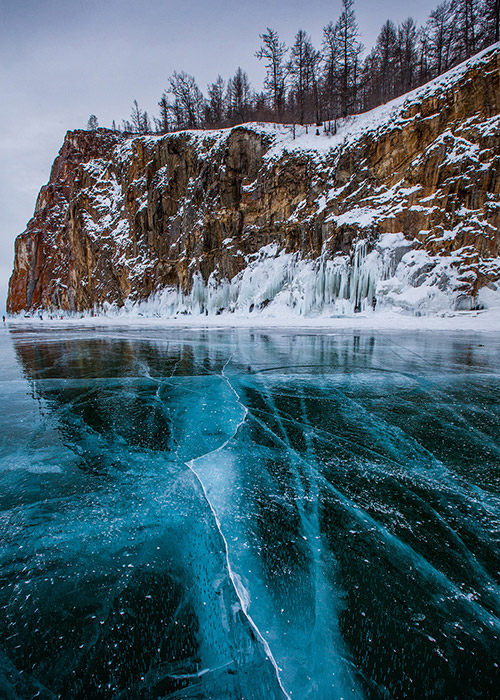 Un viaggio attraverso l'universo, l'aurora boreale, i frammenti degli iceberg... Il resto dipende dalla vostra immaginazione. La stagione invernale sul lago Bajkal, il lago più profondo del mondo (a 70 km da Irkutsk), è una fiaba invernale per veri romantici