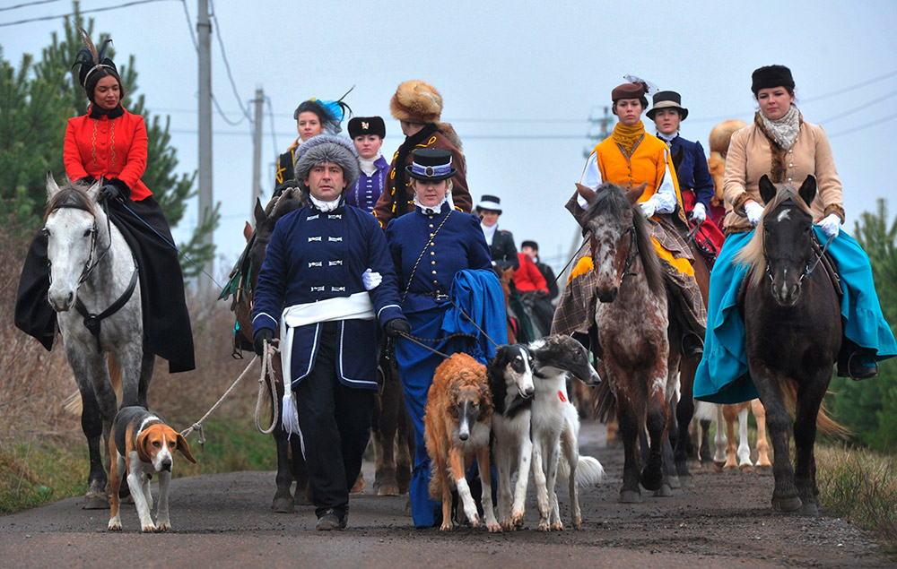 La chasse se déroule conformément aux traditions et aux règles de la chasse à courre russe. Tout d'abord, les participants vêtus de costumes d'époque forment une ligne, appelée "rovniazka" (ligne droite) par les chasseurs. La chasse à courre royale ne se déroule qu'en plein air, avec au moins trois meutes de chiens.