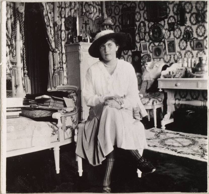 アナスタシア皇女は、ロマノフ家の他のメンバーと共に1919年に射殺された。彼女の死後、何らかの奇跡によって死から救われたというアナスタシア皇女を自称する女性が30人も名乗り出てきた。彼女たちは、全員が偽物であることが暴かれた。/アナスタシア。両親の寝室で。ツァールスコエ・セロー、アレクサンドロフスキー宮殿。