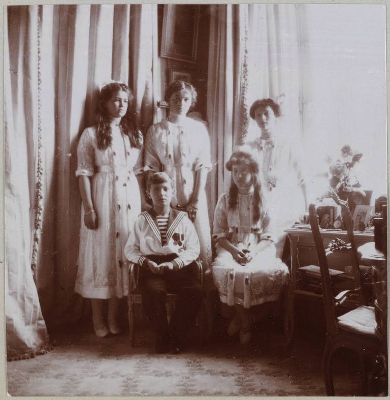 ロマノフ家の子供たち。アレクサンドロフスキー宮殿内の皇后のライラックの間執務室。