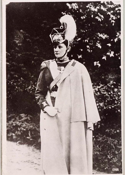 Александра Фьодоровна – съпруга на императора, в униформа на Уланския полк на нейно величество от 1884 до 1917 година. Императрицата е главнокомандващ на полка.