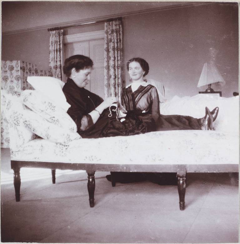 Olga was the oldest in the family. Anna Vyrubova recalled of her: “Olga Nikolaevna was noticeably intelligent and capable, and studies were a joke for her because she was sometimes lazy. She had a strong will, unassailable honesty, and straightforwardness, and in this way resembled her Mother.”/ Princess Olga (right) and Empress Alexandra Fyodorovna.