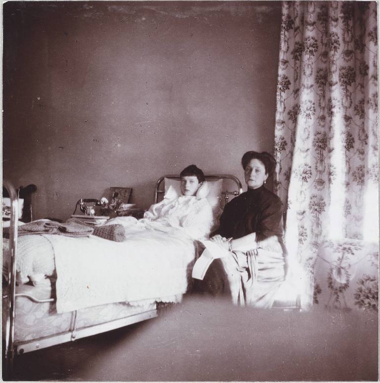 Александра Фьодорвна край леглото на велика княгиня Татяна. Татяна Николаевна страда от тиф и лежи в детското крило на Александровския дворец. Зимата на 1913 година.