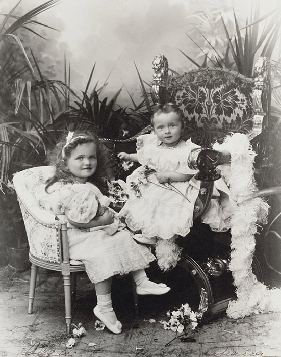All the children were  raised together in the Imperial Palace . As Empress Alexandra Fyodorovna’s close friend Anna Vyrubova recalls, their oldest daughter Olga had a strong, straightforward character. / Emperor Nikolai II’s two oldest daughters: Princesses Olga (left) and Tatiana