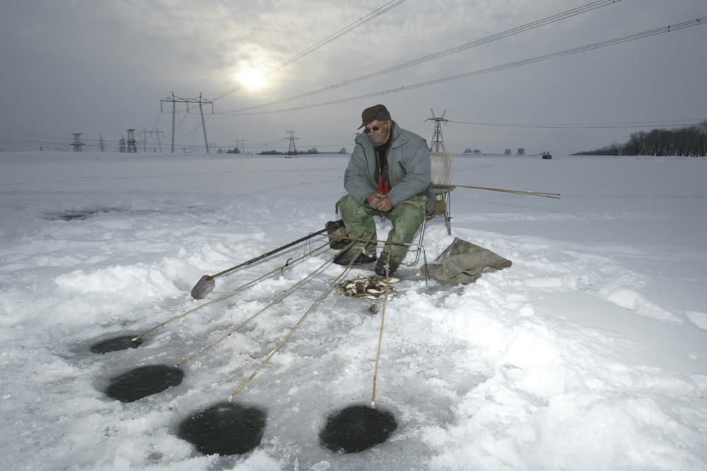 氷穴釣りは単なるエンターテイメントやリラックスの手段だけではなく、忍耐の試練でもある。極寒の中、何時間も座ったまま魚が釣れるのを待つことは、誰にでもできることではない。それに加えて、氷が割れて水中に転落する危険も常にとなり合わせだ。