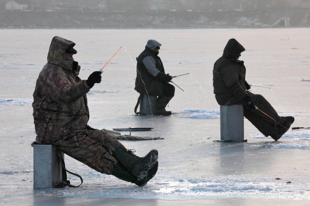 釣りに最適な時期は、冬の季節初めか終わり頃、つまり、初めて氷が張り始める11月～12月や、雪が溶け始める3月だ。冬の最も寒い時期である2月頃に魚を釣るのは容易ではない。