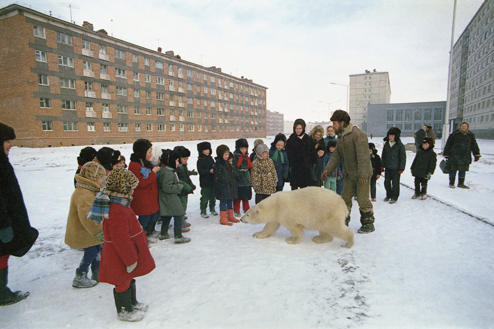 Escolares con un osos cerca de Jantaika, el segundo lago más grande de la región, después del Baikal, en la década de los 80.