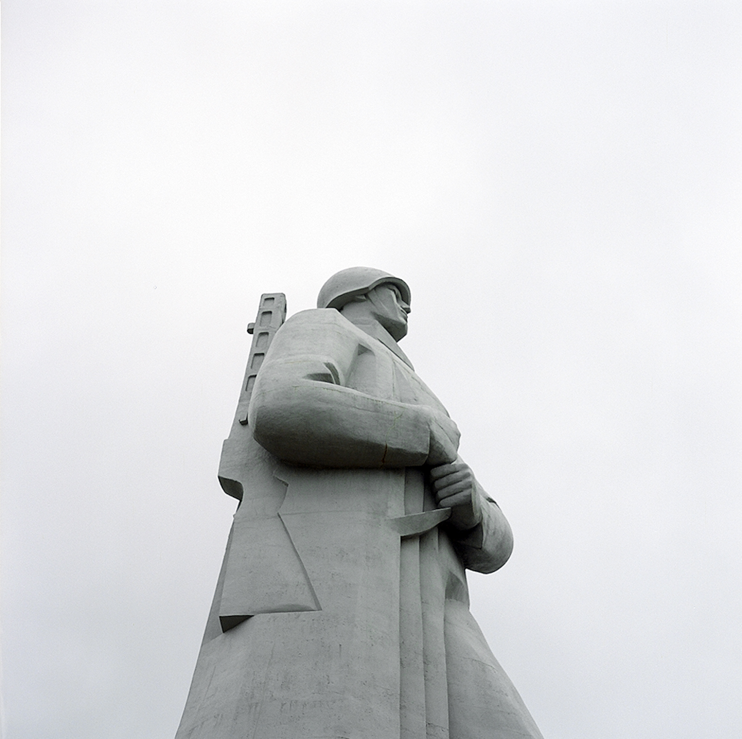 La Montagne des Imbéciles avoisine le soldat Aliocha (un mémorial aux défenseurs de l’Arctique soviétique à la Seconde Guerre mondiale). Ce diminutif paraît un peu étrange, vu la taille immense du monument, visible depuis différents quartiers de Mourmansk.