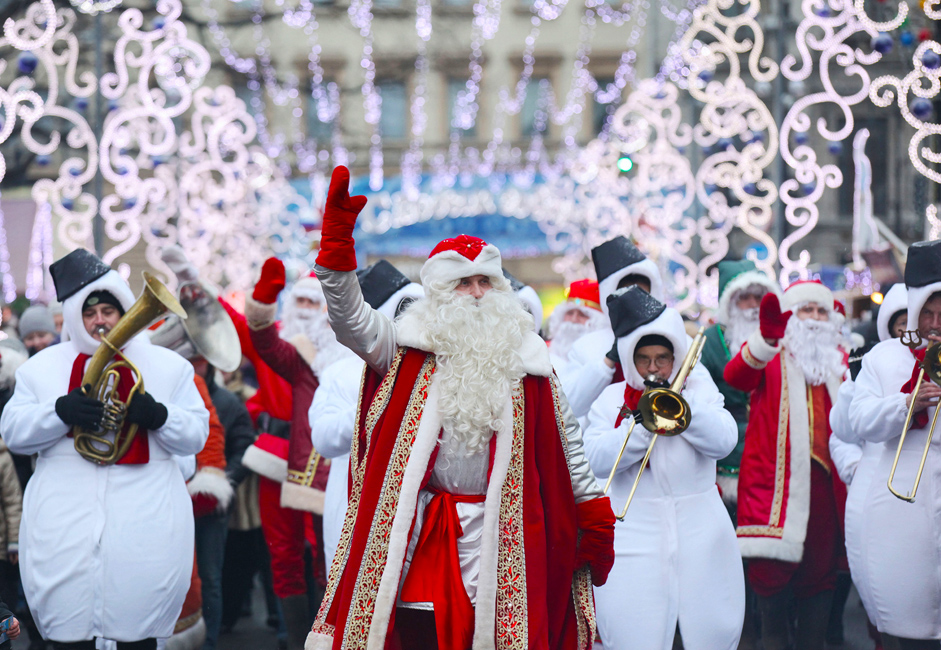 Povorka Snjegovića na čelu s Djeda Mrazom na Pionirskom trgu u Sankt-Peterburgu.