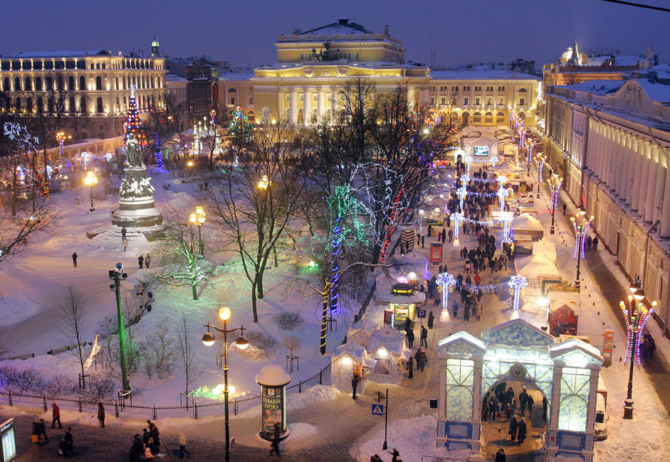 Posjetitelji uživaju na Trgu Ostrovskog u Sankt-Peterburgu.