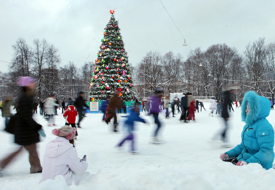 　サンクトペテルブルク中央公園の青空スケート場、クリスマスツリーを背景にスケートを楽しむ。