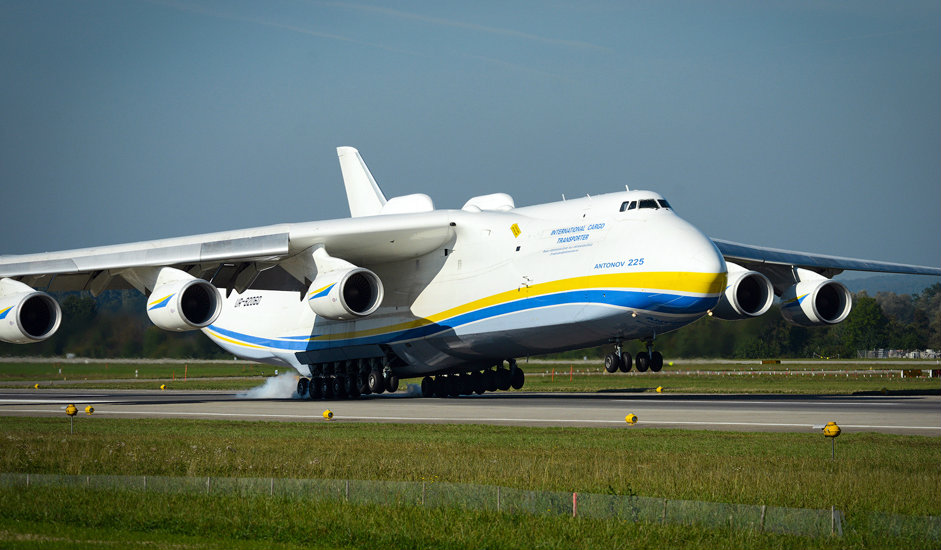 Letalo An-225 velja za enega od največjih nasploh - dolgo je 84 m in visoko 18 m.