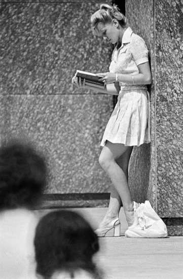 Советската тенисерка Марина Крошина се подготвува за испит на факултет, 1976 година.